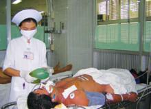 Một trường hợp bị ngộ độc rượu rất nặng được cấp cứu tại TP.HCM - Ảnh: Thanh Tùng