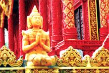 Chùa Minivongsa Bopharam rực rỡ bởi các sắc đỏ và vàng.