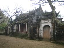 Bên Trong Cổng Chùa