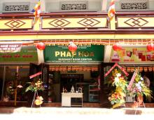 Các gian hàng của siêu thị Phật giáo. Ảnh: Thiên Chương.