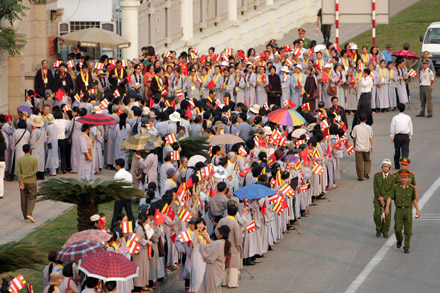 Phật tử “vây kín” sân bay đón xá lợi Phật từ Ấn Độ