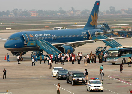 Phật tử “vây kín” sân bay đón xá lợi Phật từ Ấn Độ