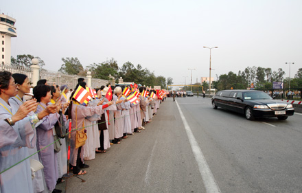 Phật tử “vây kín” sân bay đón xá lợi Phật từ Ấn Độ