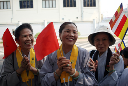 Phật tử “vây kín” sân bay đón xá lợi Phật từ Ấn Độ