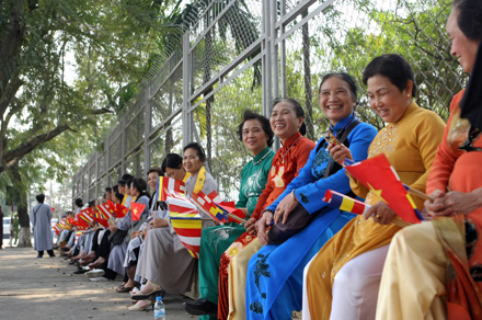 Phật tử “vây kín” sân bay đón xá lợi Phật từ Ấn Độ