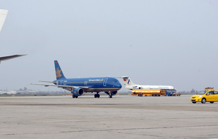 Phật tử “vây kín” sân bay đón xá lợi Phật từ Ấn Độ