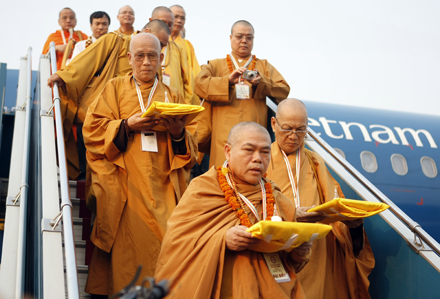 Phật tử “vây kín” sân bay đón xá lợi Phật từ Ấn Độ