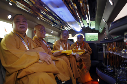 Phật tử “vây kín” sân bay đón xá lợi Phật từ Ấn Độ