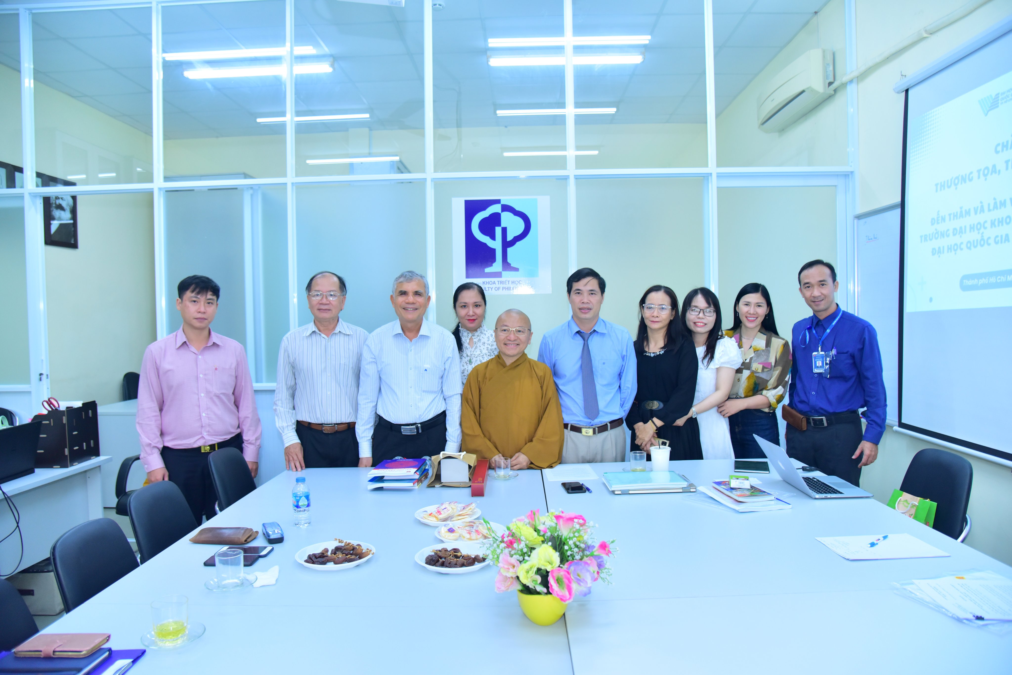 Thượng tọa Tiến sĩ Thích Nhật Từ thăm và làm việc với Khoa Triết học Đại học KHXH&amp;NV ĐHQG TP. Hồ Chí Minh